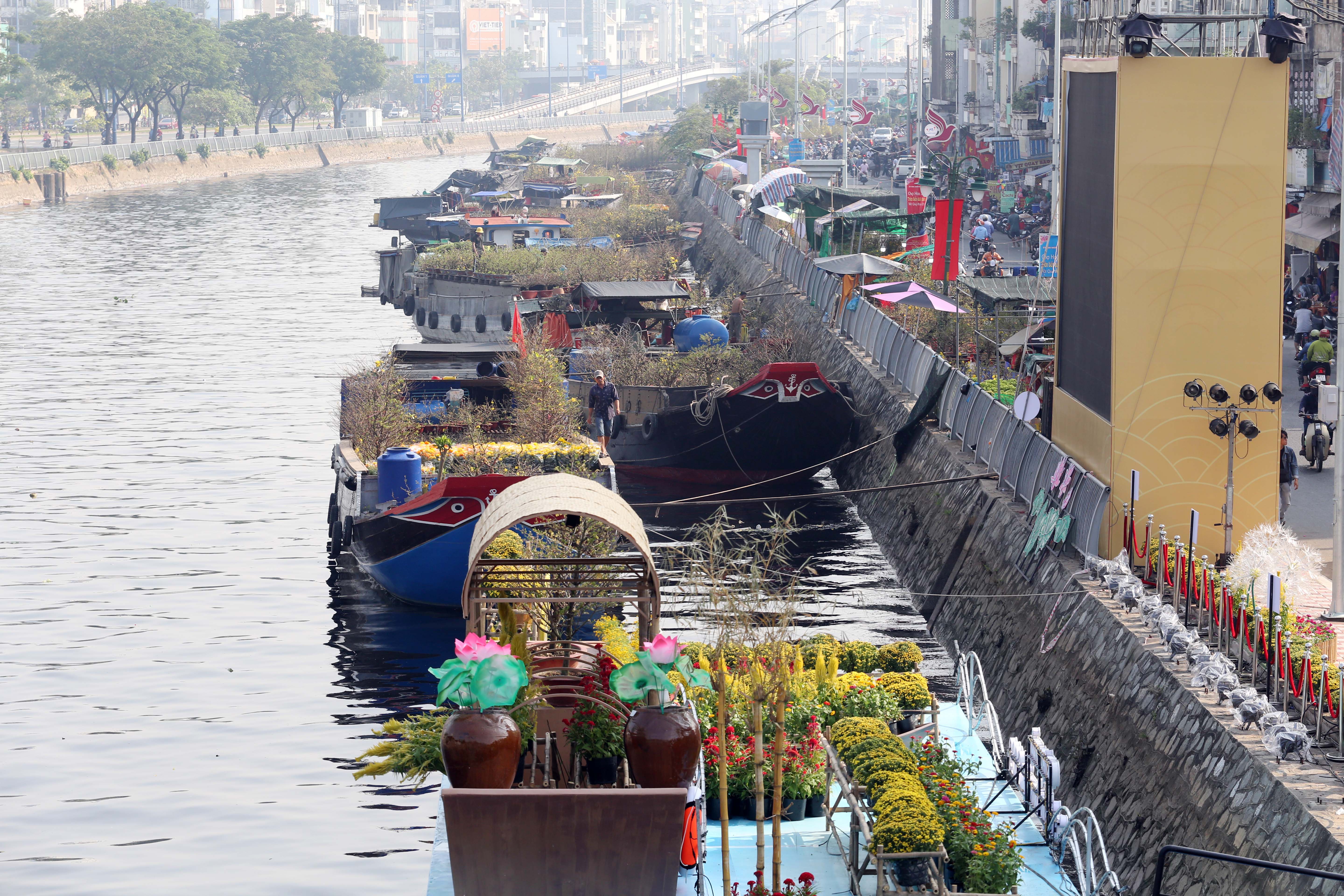 Như mọi năm, chợ hoa xuân bến Bình Đông (quận 8, TP. HCM) vẫn mang một màu sắc riêng, hương vị Tết đặc biệt vốn có của nó đó là cảnh mua bán hoa Tết "trên bến dưới thuyền".