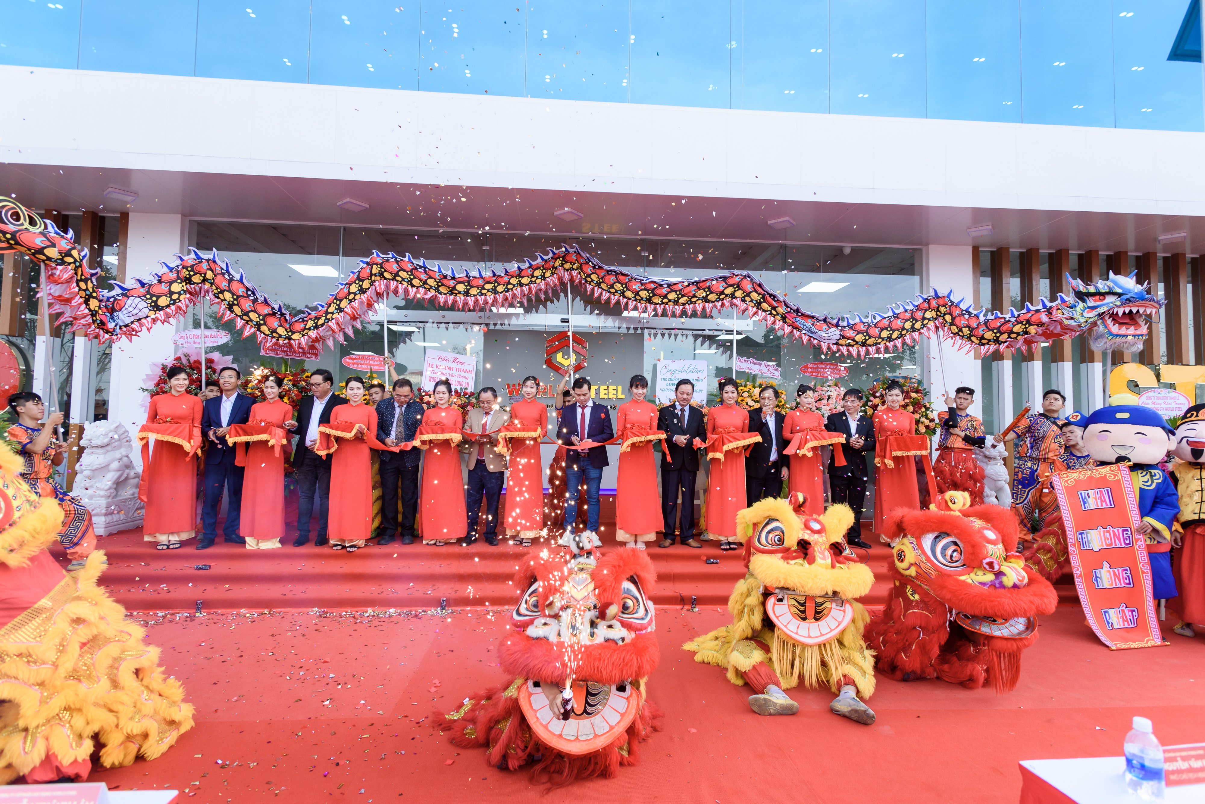 Ban lãnh đạo và các vị khách quý cắt băng khánh thành tòa nhà.