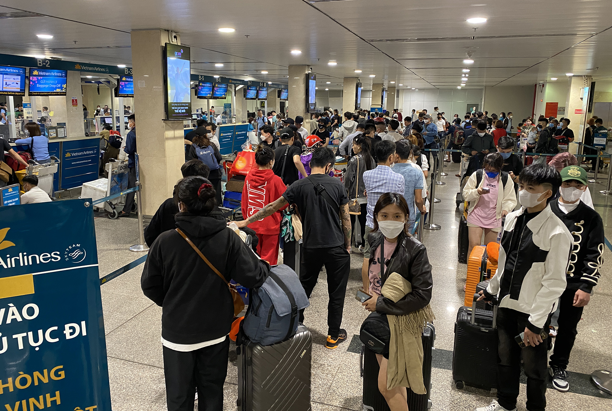 Đêm 16/1, rạng sáng 17/1 (26 tháng Chạp), sân bay Tân Sơn Nhất đông nghẹt người đến làm thủ tục, chờ lên máy bay. Từ sảnh ga quốc nội đến các khu vực quầy check in đều làm việc hết công suất nhưng hành khách vẫn phải xếp hàng khá dài đợi đến lượt.