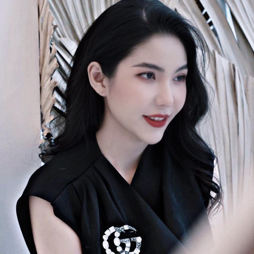 Cô nàng nhận được sự yêu mến của nhiều người bởi vẻ ngoài xinh đẹp, thân thiện, dễ mến và không tỏ ra kiêu ngạo hay sang chảnh