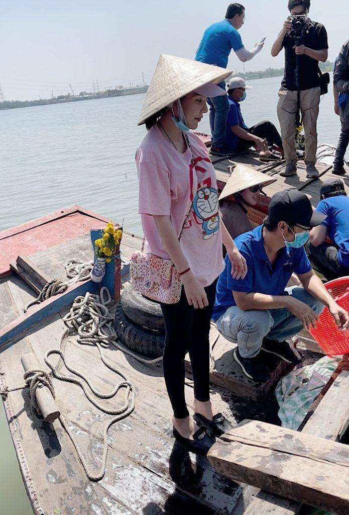 Cô thường xuyên tham gia hoạt động phóng sinh khi ở chùa