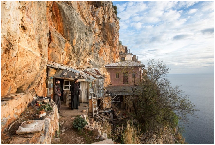 Nhiều tu sĩ lựa chọn cuộc sống ở ẩn.