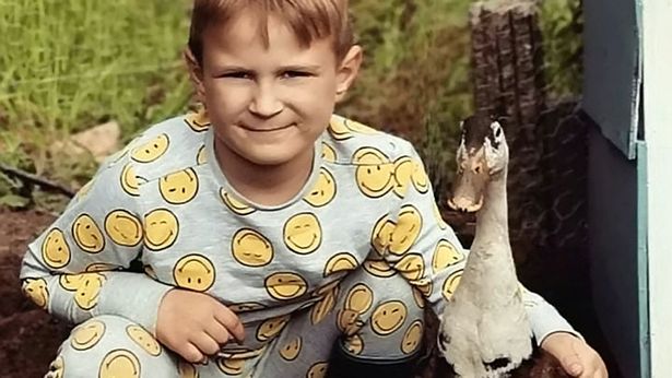 Ham theo cậu bé Dominic đến trường vì cả hai “không thể tách rời”