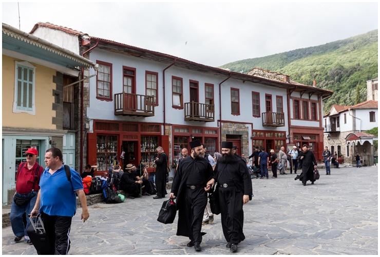 Ngọn núi này là nơi sinh sống của nhiều tu sĩ và chỉ có khách nam giới, để râu thì mới được đặt chân đến đây.