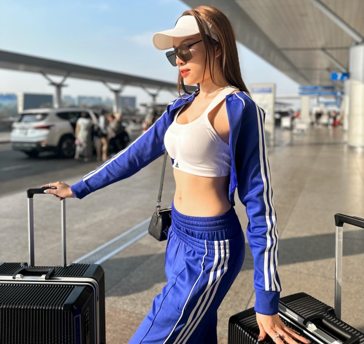 Theo đó, nữ MC từng "náo loạn" sân vận động Thống Nhất chọn set đồ thể thao khỏe khoắn, trẻ trung, năng động nhưng vẫn tôn được vóc dáng khi kết hợp với bra "1 gang tay".
