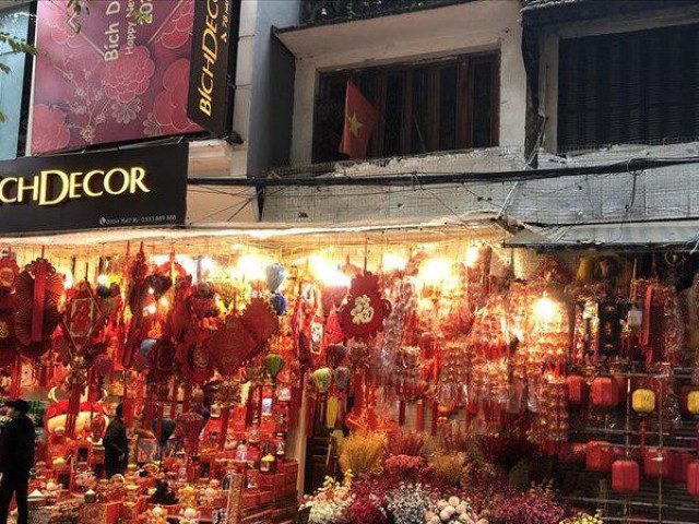 Thị trường - Tiêu dùng - Thị trường hàng Tết: "Vạn người bán, lác đác người mua"