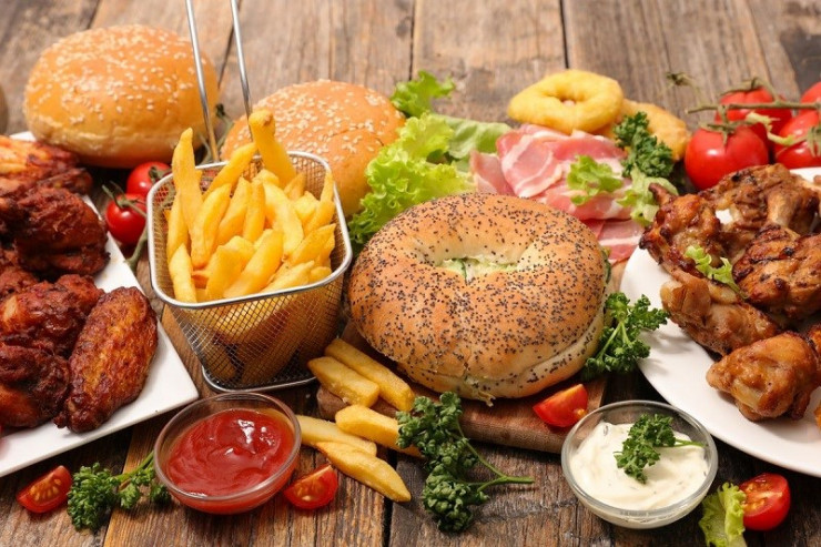 Đồ ăn chiên rán và thức ăn nhanh cũng có thể làm tiêu hao năng lượng.