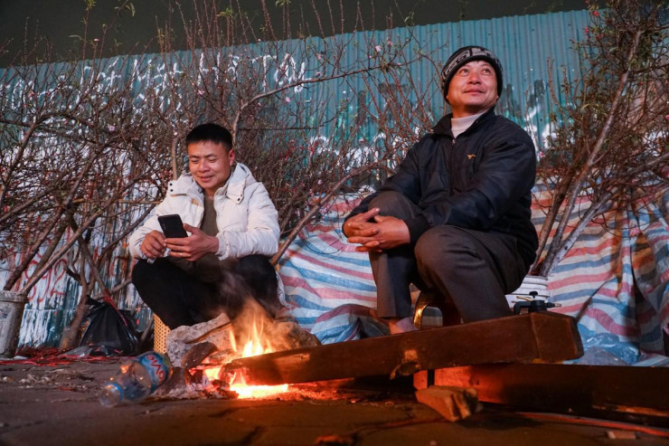 Dưới thời tiết lạnh giá về đêm, anh và mọi người phải đốt lửa sưởi ấm.