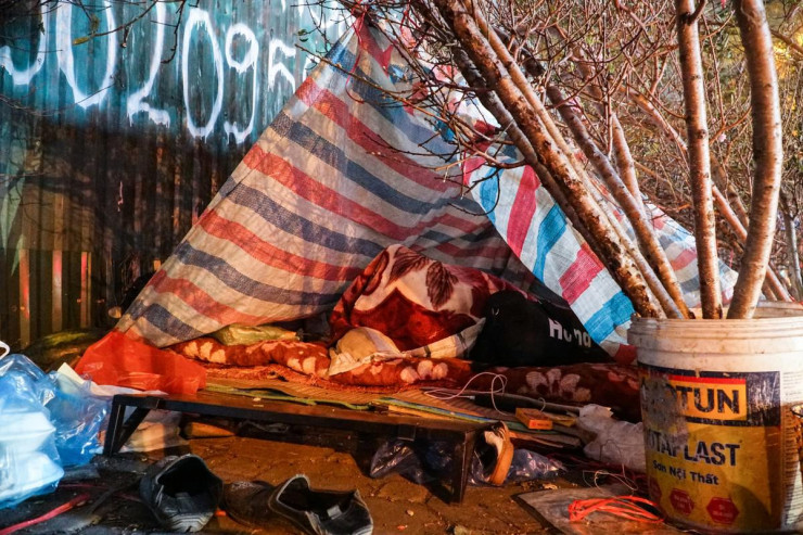 Nơi nghỉ ngơi chỉ mà một túp lều đơn sơ cạnh những gốc đào.