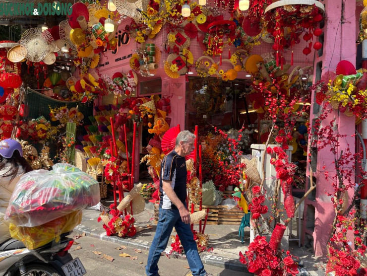 Tình trạng "chụp nhiều hơn mua" diễn ra hàng ngày.