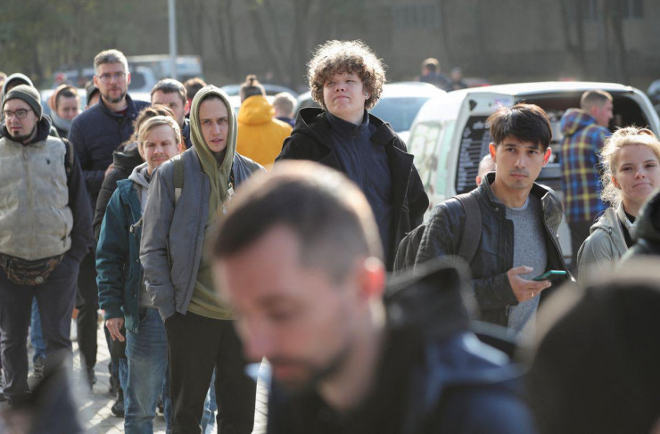 Công dân Nga đến trung tâm dịch vụ công để nhận mã số cá nhân cho người nước ngoài tại thành phố Almaty, Kazakhstan, ngày 3/10/2022. Ảnh: Reuters.