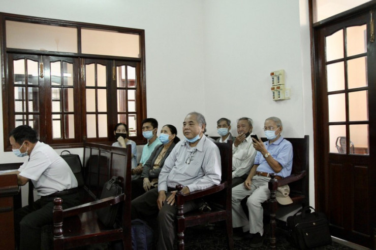 Ông Nguyễn Văn Quyện (giữa ảnh) chờ HĐXX hội ý về việc hoãn phiên tòa. Ảnh: TRẦN LINH