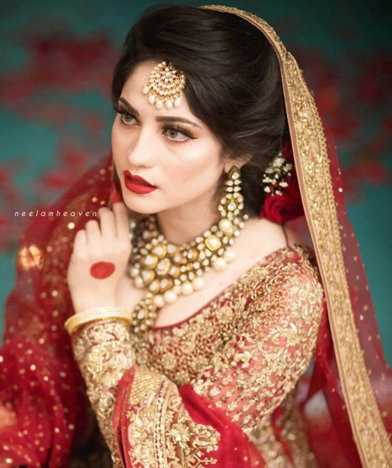 Người đẹp Ấn Độ đeo trang sức vàng lộng lẫy.