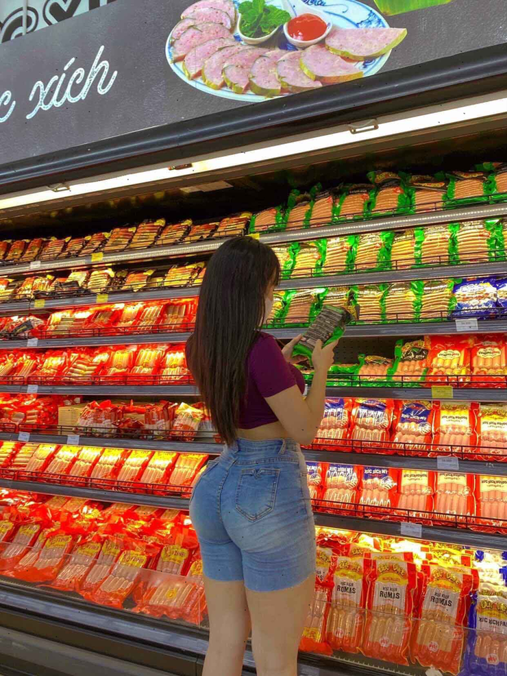 Thông thường, khi đi siêu thị các người đẹp sẽ mặc đơn giản tránh những bộ đồ rườm ra, khó di chuyển.
