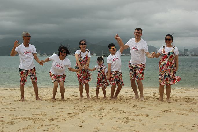 Vợ chồng chị Thư Trần (bìa phải) đi du lịch cùng gia đình ở Việt Nam trước Tết Nguyên đán (Ảnh do nhân vật cung cấp)