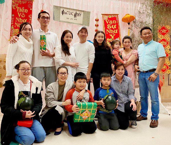 Gia đình chị Kim Ngân (bìa phải, hàng ngồi) sẵn sàng đón Tết Quý Mão 2023 bên nhau