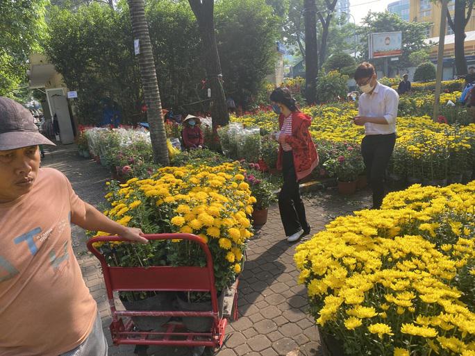 Hoa Tết ở TP HCM giảm giá sớm, khách thuê cả xe tải tới mua hàng - 3