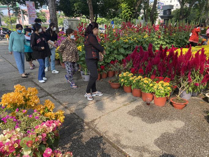 Khách chọn hoa ở Công viên 23 Tháng 9, TP HCM