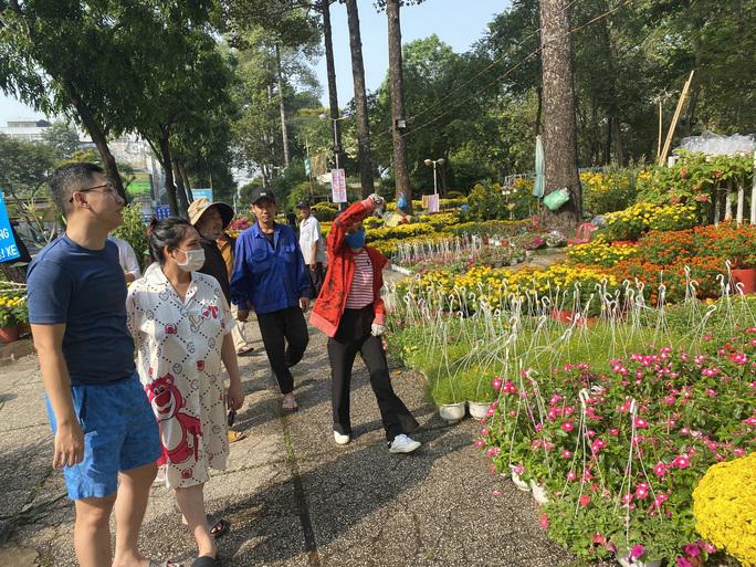 Khách mua hoa tại Công viên 23 Tháng 9, TP HCM