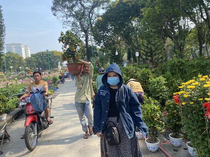 Khách bắt đầu mua hoa ở Công viên Lê Văn Tám, TP HCM