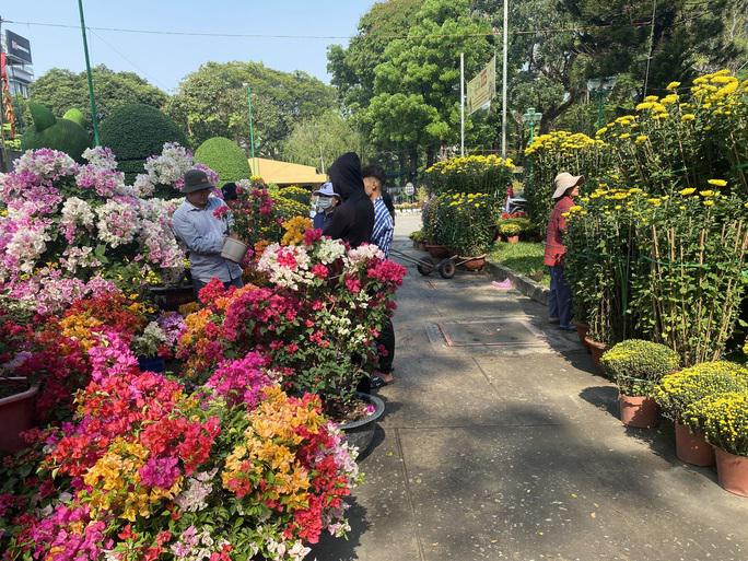 Hoa Tết ở TP HCM giảm giá sớm, khách thuê cả xe tải tới mua hàng - 7