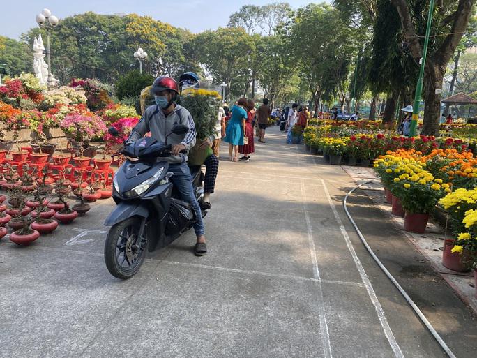 Hoa Tết ở TP HCM giảm giá sớm, khách thuê cả xe tải tới mua hàng - 8