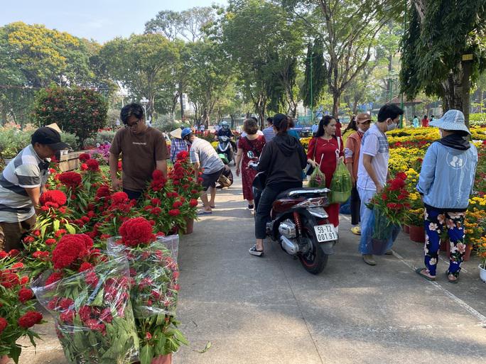 Khách mua sắm khá đông tại Công viên Lê Văn Tám, TP HCM