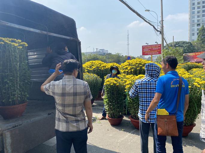 Khách thuê cả xe tải chở hoa về chơi Tết