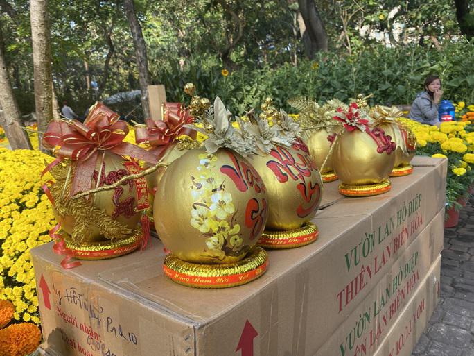 Dừa vàng có khắc chữ 350.000 đồng/trái