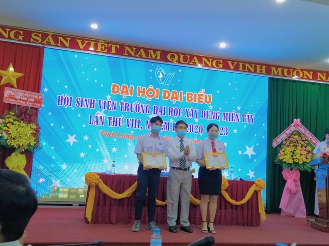 Phước Trung (ngoài cùng bên trái) nhận bằng khen tại Đại hội đại biểu Hội sinh viên Trường Đại học Xây dựng Miền Tây lần thứ VIII.