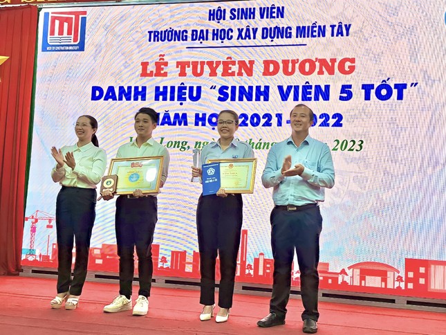 Phước Trung (thứ hai từ trái sang) trong Lễ tuyên dương Danh hiệu "Sinh viên 5 tốt" năm học 2021 - 2022.