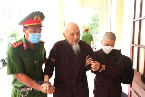 Bị án Lê Tùng Vân được dìu đến tòa trong phiên xét xử trước đó