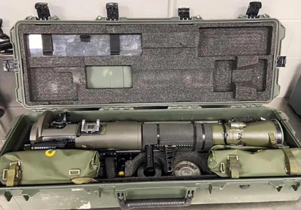 Vũ khí chống tăng 84mm được tìm thấy trong hành lý hành khách ở sân bay&nbsp;San Antonio, bang Texas, Mỹ. Ảnh: TSA
