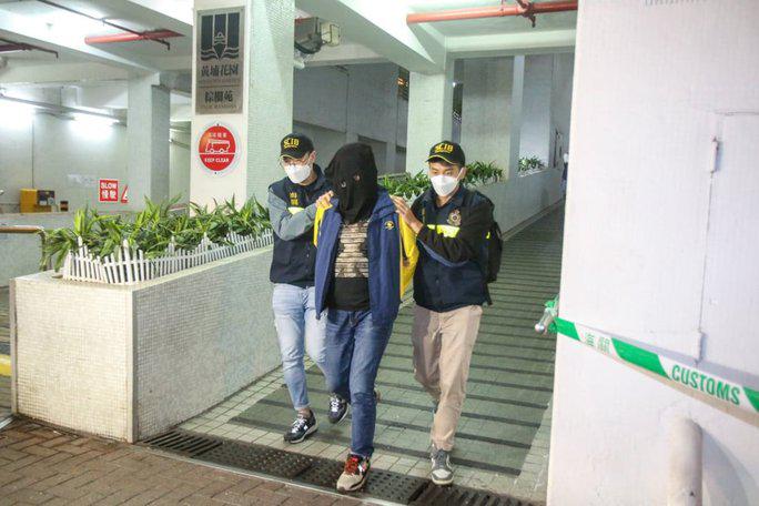 Các nhân viên hải quan đã bắt giữ một trong các nghi phạm. Ảnh: SCMP