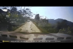 Clip: Một giây bất cẩn của tài xế khiến ô tô lộn vòng rơi xuống vực
