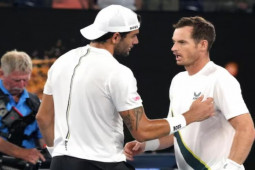 Murray đánh bóng ”ma thuật” ở Australian Open, hông kim loại vẫn dẻo dai