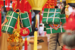 Kinh doanh - Công nhân nghèo không đủ tiền về quê với gia đình ăn Tết thế nào?