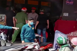 Pháp luật - Say xỉn mua vàng chưa trả tiền lại ôm vàng bỏ chạy