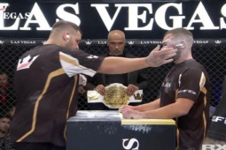 Thể thao - Đáng sợ thi tát suốt 30 phút, mặt biến dạng sưng như bị "đàn ong" đốt