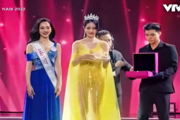 Thời trang - Mặc nhầm váy xuyên thấu ngay trên sóng truyền hình: "Á hậu học giỏi" gặp sự cố tệ nhất năm?