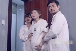 Clip hài hước - Ông chồng vô tâm đến mức vợ đi đẻ nhưng vẫn mải mê xem bóng đá