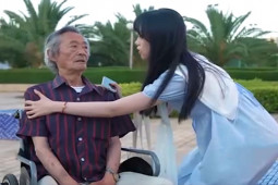 Clip hài hước - Cô gái tốt bụng gặp phải tình huống hết sức oái oăm