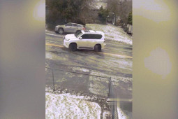 Ô tô - Clip: Thót tim ô tô trượt dài khi gặp đường đóng băng tuyết