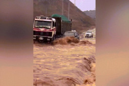 Ô tô - Clip: Ô tô liều mình "núp" xe tải vượt lũ đầy nguy hiểm