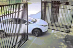 Ô tô - Clip: Choáng váng ô tô kẹt cửa, cô gái dứt khoát phi qua và cái kết