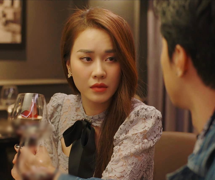 Yến công khai "thả thính", gợi nhắc lại kỷ niệm xưa và sự đáng thương của bản thân với mong muốn Khôi bỏ vợ quay lại với mình. Điều này khiến nhân vật Yến bị "ném đá".&nbsp;
