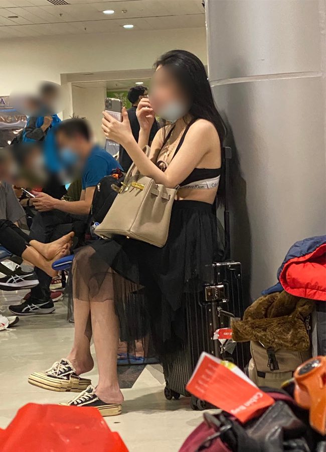 Năm ngoái, một cô gái về quê ăn Tết, gây chú ý ở hàng ghế chờ vì diện áo bra thể thao và chân váy xòe.