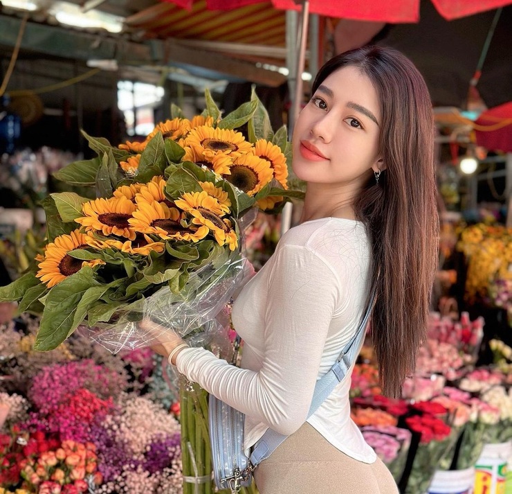 Người đẹp yêu thích đồ gym nên khi đến chợ mua hoa cô cũng lựa chọn kiểu đồ này.&nbsp;
