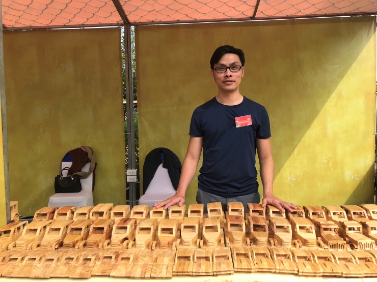 Anh Minh đem hơn 200 sản phẩm ô tô gỗ đến hội chợ Tết mới đây.