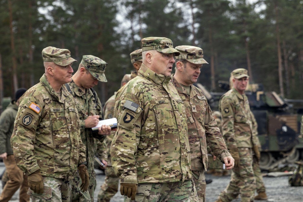 Ông Mark Milley (người đứng giữa ảnh) đến thị sát việc huấn luyện binh sĩ Ukraine trên đất Đức (ảnh: AP)